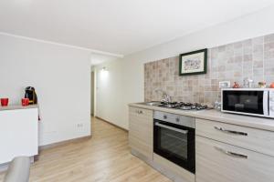 A kitchen or kitchenette at Villa Bellini Cosy Flat