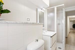A bathroom at Villa Bellini Cosy Flat