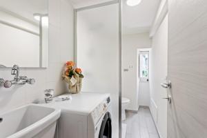 A bathroom at Villa Bellini Cosy Flat