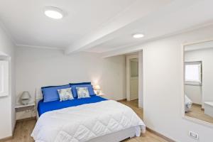 A bed or beds in a room at Villa Bellini Cosy Flat