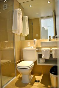uma casa de banho com um WC, um chuveiro e um lavatório. em Hotel Castilla em Punta del Este