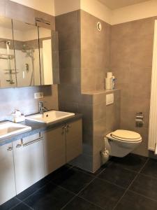 ein Bad mit einem WC und einem Waschbecken in der Unterkunft Palazzo by Villa Verde -Unique appartment- in De Haan