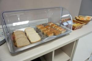 un recipiente de plástico con sándwiches y otros alimentos en un mostrador en I Dodici mesi rooms&apartments, en Trento