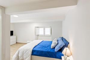A bed or beds in a room at Villa Bellini Cosy Flat