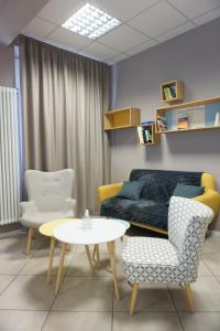 sala de estar con sofá, mesa y sillas en I Dodici mesi rooms&apartments, en Trento