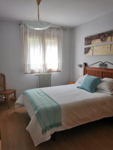 Un dormitorio con una cama grande y una ventana en CASA MARCOS en Benasque