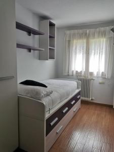 Un dormitorio con una cama grande y una ventana en CASA MARCOS, en Benasque