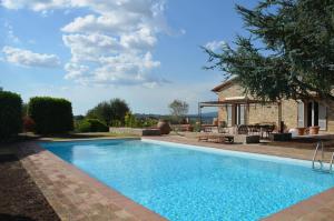 una piscina di fronte a una casa di Villa Siena a Siena