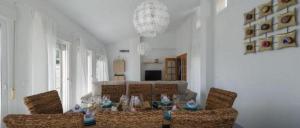 comedor con mesa y 2 sillas en Villa gaviota, en Almuñécar