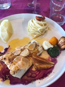 um prato de comida com peixe e feijão numa mesa em Logis Hôtels Gnàc é Pause em Saint-Lon-les-Mines