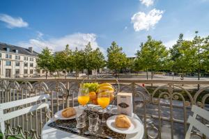 a table with glasses of orange juice and bread at L'île de la Brèche in Niort