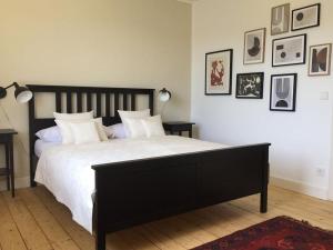 ein Schlafzimmer mit einem schwarzen und weißen Bett mit Bildern an der Wand in der Unterkunft Attendorner Burgblick in Attendorn