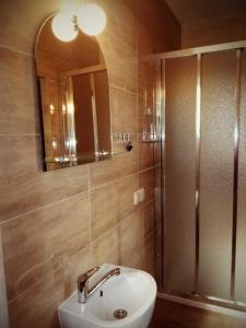 W łazience znajduje się umywalka oraz prysznic z lustrem. w obiekcie Pokoje gościnne Celina i Waldemar Szwala w mieście Wierchomla Mała