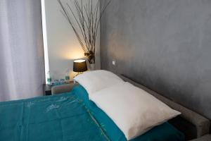 um quarto com uma cama com uma almofada e uma janela em Casa T&G apartment, near Siena, in Chianti, Tuscany em Siena