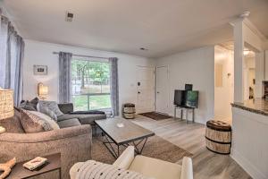 ein Wohnzimmer mit einem Sofa und einem TV in der Unterkunft Lakefront Living with Dock, Fire Pit and Sunroom! in Penhook