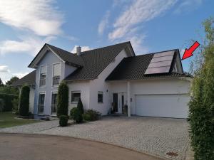 Rainau的住宿－Apartment in Stauseenähe，屋顶上设有太阳能电池板的房子
