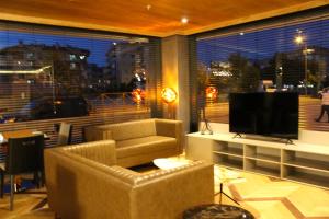 un soggiorno con divano e TV di YURDAKUL HOTEL a Barbaros