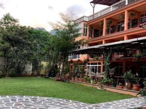 帕纳哈切尔Villas JABEL TINAMIT的一座种植盆栽植物的建筑的庭院