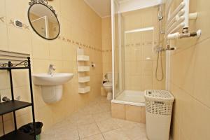 La salle de bains est pourvue d'une douche, d'un lavabo et de toilettes. dans l'établissement Promenada by Baltic Home, à Świnoujście