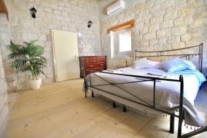 Posteľ alebo postele v izbe v ubytovaní Town House in the centre of historic Trogir