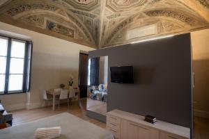 a living room with a ceiling with a tv on it at Le Residenze di Mantova in Mantova