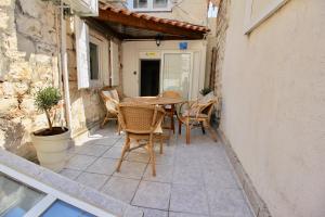 Patio alebo iná vonkajšia časť ubytovania Town House in the centre of historic Trogir