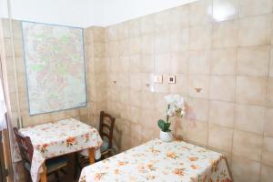 une chambre avec deux tables et une carte sur le mur dans l'établissement B&B The Condottieri, à Rome