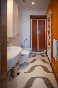 La salle de bains est pourvue d'une baignoire, d'un lavabo et de toilettes. dans l'établissement Le Residenze di Mantova, à Mantoue