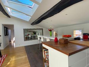 een keuken en een woonkamer met een gewelfd plafond bij La Bastide Loft Cosy proche Bordeaux et St-Emilion ! in Libourne