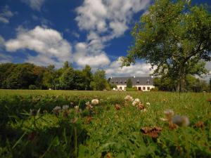 um campo de flores com uma casa ao fundo em Domaine De Kereven em Bénodet