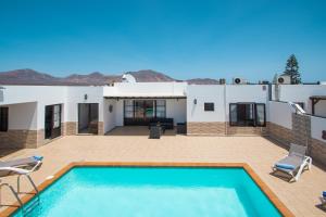 uma villa com uma piscina e uma casa em Villa Pancho em Playa Blanca