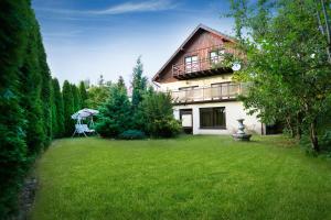 Vonkajšia záhrada v ubytovaní Apartament z ogrodem w centrum Limanowej
