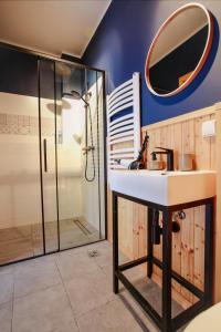 W łazience znajduje się umywalka i prysznic. w obiekcie Apartament z ogrodem w centrum Limanowej w Limanowej