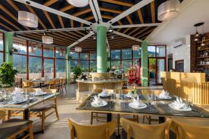 ห้องอาหารหรือที่รับประทานอาหารของ Mộc Châu Eco Garden Resort