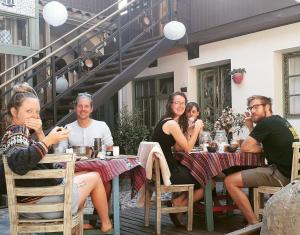 um grupo de pessoas sentadas à mesa em Eco-Hostal Tambo Verde em Santiago