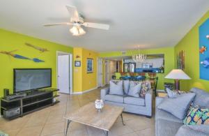 Una sala de estar con un sofá y un televisor. en 411 COV-Penthouse View, en Folly Beach