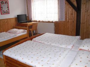 Łóżko lub łóżka w pokoju w obiekcie Gasthof Zum heiligen Nikolaus