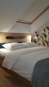 sypialnia z dużym łóżkiem z białą pościelą w obiekcie Apartament Limanowskiego w Krakowie