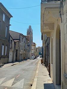 een lege straat met gebouwen en een kerk bij La Bastide Loft Cosy proche Bordeaux et St-Emilion ! in Libourne