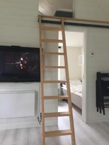eine Leiter, die zu einem Etagenbett in einem Zimmer führt in der Unterkunft Annexet in Jönköping