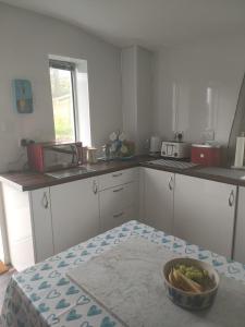 A kitchen or kitchenette at The Old Crofthouse, Kingsburgh