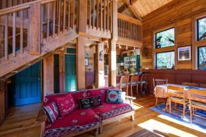 een woonkamer met een rode bank in een hut bij Mount Baker Rim #44 Cabin in Glacier