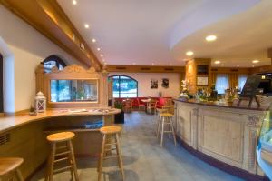eine Küche mit einer Bar mit Hockern in einem Zimmer in der Unterkunft Hotel Daniela in Meran