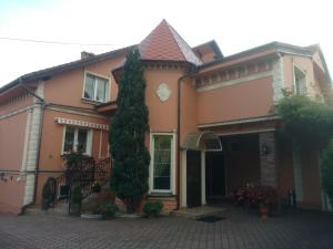 a house with a tree in front of it at Zajazd Marco Torzym in Torzym