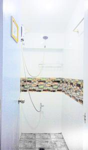 Photo de la galerie de l'établissement Charming Modern 2-Bedroom Apartment, Olongapo City Center, à Olongapo