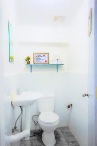 Photo de la galerie de l'établissement Charming Modern 2-Bedroom Apartment, Olongapo City Center, à Olongapo