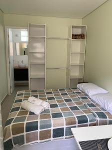 Cama ou camas em um quarto em Vila Stellino Suítes