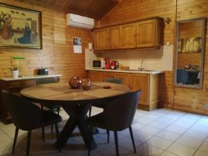 een keuken met een tafel en stoelen in een kamer bij De Zon B&B in Heist-op-den-Berg