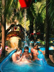 Camping & Resort La Torre del Sol游泳池或附近泳池