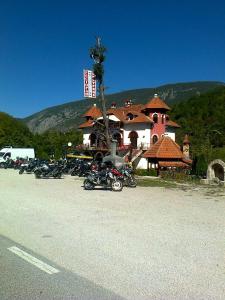 un groupe de motocycles garés devant un bâtiment dans l'établissement MS Stojic, à Nova Varoš